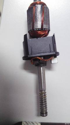 高爾夫6右前車窗放不下來,修復(fù)右前門升窗電機(jī)。